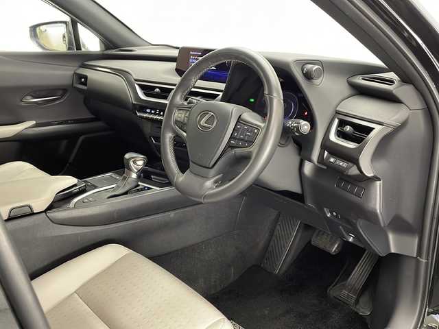 レクサス ＵＸ 250h バージョンC 宮崎県 2020(令2)年 6.5万km グラファイトブラックガラスフレーク 禁煙車/レクサスセーフティシステム/純正12.3型ナビTV　/（CD/DVD/Blu-ray/Bluetooth/フルセグTV)/純正バックカメラ/純正ビルトイン2.0ETC/純正ドライブレコーダー/純正LEDオートライト/純正LEDフォグ/純正17インチアルミ/純正フロアマット/プリクラッシュセーフティ/アダプティブクルーズコントロール/レーンディパーチャーアラート/オートマチックハイビーム/ブラインドスポットモニター/パーキングサポートブレーキ/クリアランスソナー/白本革シート/前席パワーシート/シートヒーター/パワーチルトステアリング/ステアリングヒーター/スマートキー/プッシュエンジンスタート/スペアキー2本/新車時保証書/取扱い説明書