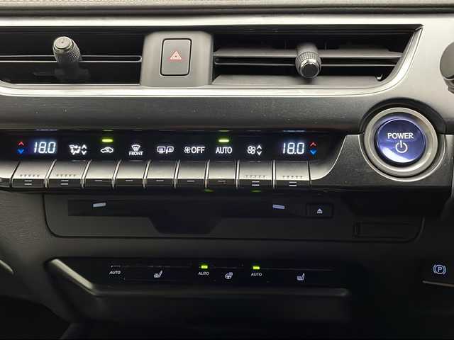 レクサス ＵＸ 250h バージョンC 宮崎県 2020(令2)年 6.5万km グラファイトブラックガラスフレーク 禁煙車/レクサスセーフティシステム/純正12.3型ナビTV　/（CD/DVD/Blu-ray/Bluetooth/フルセグTV)/純正バックカメラ/純正ビルトイン2.0ETC/純正ドライブレコーダー/純正LEDオートライト/純正LEDフォグ/純正17インチアルミ/純正フロアマット/プリクラッシュセーフティ/アダプティブクルーズコントロール/レーンディパーチャーアラート/オートマチックハイビーム/ブラインドスポットモニター/パーキングサポートブレーキ/クリアランスソナー/白本革シート/前席パワーシート/シートヒーター/パワーチルトステアリング/ステアリングヒーター/スマートキー/プッシュエンジンスタート/スペアキー2本/新車時保証書/取扱い説明書