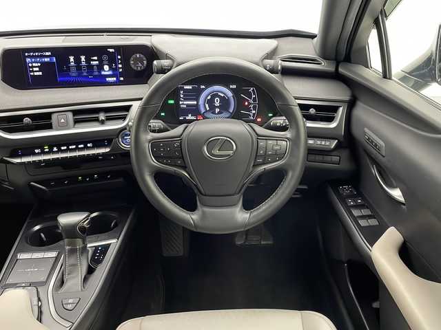 レクサス ＵＸ 250h バージョンC 宮崎県 2020(令2)年 6.5万km グラファイトブラックガラスフレーク 禁煙車/レクサスセーフティシステム/純正12.3型ナビTV　/（CD/DVD/Blu-ray/Bluetooth/フルセグTV)/純正バックカメラ/純正ビルトイン2.0ETC/純正ドライブレコーダー/純正LEDオートライト/純正LEDフォグ/純正17インチアルミ/純正フロアマット/プリクラッシュセーフティ/アダプティブクルーズコントロール/レーンディパーチャーアラート/オートマチックハイビーム/ブラインドスポットモニター/パーキングサポートブレーキ/クリアランスソナー/白本革シート/前席パワーシート/シートヒーター/パワーチルトステアリング/ステアリングヒーター/スマートキー/プッシュエンジンスタート/スペアキー2本/新車時保証書/取扱い説明書