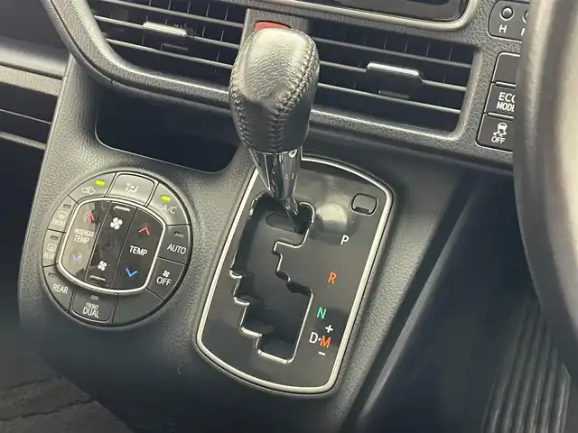 トヨタ ヴォクシー ZS 愛知県 2014(平26)年 7.8万km ブラック 純正９型メモリナビ　フルセグＴＶ　アルパイン後席モニター　バックカメラ　両側パワースライドドア　ＥＴＣ　ＬＥＤオートライト　前後ドラレコ　Ｂｌｕｅｔｏｏｔｈ　ステアリングスイッチ　フォグランプ　禁煙車