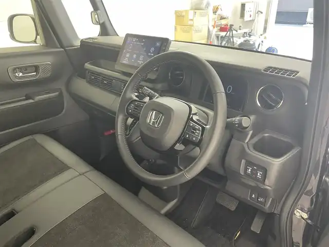 ホンダ Ｎ ＢＯＸ カスタム ターボ 滋賀県 2023(令5)年 0.5万km トワイライトミストブラックパール 禁煙車/純正９インチディスプレイオーディオ/・フルセグTV・Bluetooth・DVD・CD/全方位カメラ/ETC/前後ドラレコ/レーダークルコン/両側パワースライドドア/ハーフレザー/シートヒーター/ステアリングヒーター/ステアリングスイッチ/スマートキー/スペアキー/オートライト/LEDヘッドライト