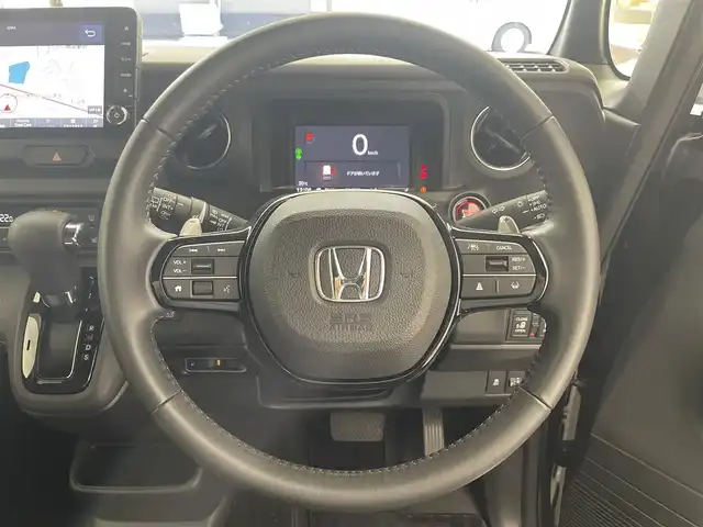 ホンダ Ｎ ＢＯＸ カスタム ターボ 滋賀県 2023(令5)年 0.5万km トワイライトミストブラックパール 禁煙車/純正９インチディスプレイオーディオ/・フルセグTV・Bluetooth・DVD・CD/全方位カメラ/ETC/前後ドラレコ/レーダークルコン/両側パワースライドドア/ハーフレザー/シートヒーター/ステアリングヒーター/ステアリングスイッチ/スマートキー/スペアキー/オートライト/LEDヘッドライト
