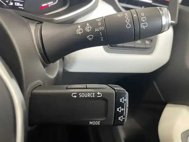 ルノー ルノー ルーテシア インテンス 静岡県 2021(令3)年 1.9万km ブラングラシエ 純正ディスプレイオーディオ/・スマートフォン用ミラーリング機能/・Bluetooth/・バックカメラ/ETC/アダプティブクルーズコントロール/歩行者・自転車検知機能付き衝突軽減ブレーキ/ブラインドスポットワーニング/パーキングアシスト/パドルシフト/ステアリングヒーター/LEDヘッドライト/・フロントフォグランプ/純正フロアマット/純正17インチアルミホイール