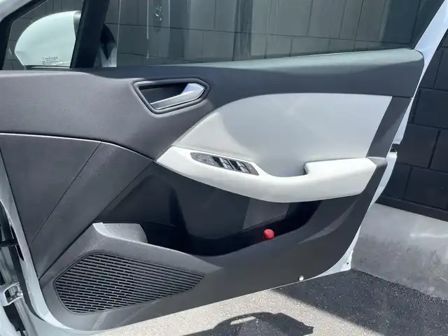 ルノー ルノー ルーテシア インテンス 静岡県 2021(令3)年 1.9万km ブラングラシエ 純正ディスプレイオーディオ/・スマートフォン用ミラーリング機能/・Bluetooth/・バックカメラ/ETC/アダプティブクルーズコントロール/歩行者・自転車検知機能付き衝突軽減ブレーキ/ブラインドスポットワーニング/パーキングアシスト/パドルシフト/ステアリングヒーター/LEDヘッドライト/・フロントフォグランプ/純正フロアマット/純正17インチアルミホイール