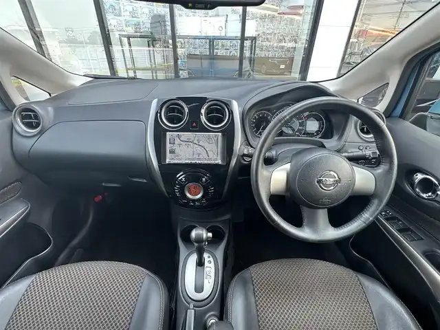 日産 ノート メダリスト エマージェンシーB 千葉県 2014(平26)年 5.5万km ソニックブルー 社外7インチナビ/（TV CD DVD BT FM AM）/全周囲カメラ/衝突被害軽減システム/車線逸脱警報/横滑り防止装置/ETC/アイドリングストップ/オートライト/電動格納ミラー/社外14インチAW/プッシュスタート/スマートキー/フロアマット/ドアバイザー/取扱説明書/保証書