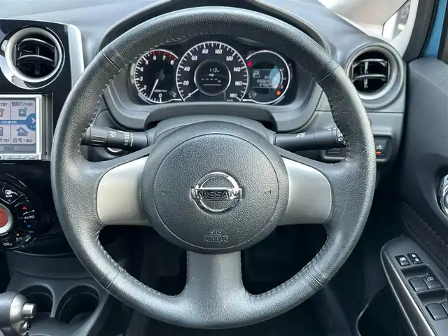 日産 ノート メダリスト エマージェンシーB 千葉県 2014(平26)年 5.5万km ソニックブルー 社外7インチナビ/（TV CD DVD BT FM AM）/全周囲カメラ/衝突被害軽減システム/車線逸脱警報/横滑り防止装置/ETC/アイドリングストップ/オートライト/電動格納ミラー/社外14インチAW/プッシュスタート/スマートキー/フロアマット/ドアバイザー/取扱説明書/保証書