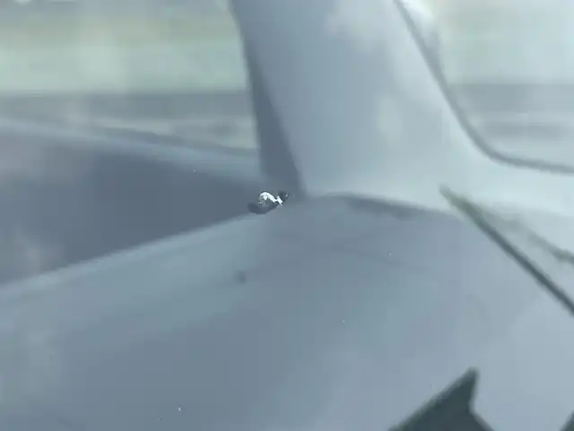 スズキ スペーシア ギア HYBRID XZターボ 群馬県 2022(令4)年 7.7万km シフォンアイボリーM ワンオーナー/４WDターボ/純正SDナビ、地デジ、Bluetooth、CD、DVD/アラウンドビューモニター/デュアルブレーキサポート/レーダークルーズコントロール/革巻きステア/LEDヘッドライト/ETC/ヘッドアップディスプレイ/パドルシフト/前席シートヒーター/ウインカーミラー/両側パワースライドドア/コーナーセンサー（リア）/ルーフレール/W・サイドエアバッグ/スマートキー×２/保証書、取説