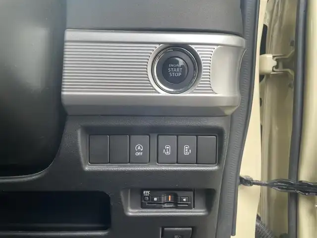 スズキ スペーシア ギア HYBRID XZターボ 群馬県 2022(令4)年 7.7万km シフォンアイボリーM ワンオーナー/４WDターボ/純正SDナビ、地デジ、Bluetooth、CD、DVD/アラウンドビューモニター/デュアルブレーキサポート/レーダークルーズコントロール/革巻きステア/LEDヘッドライト/ETC/ヘッドアップディスプレイ/パドルシフト/前席シートヒーター/ウインカーミラー/両側パワースライドドア/コーナーセンサー（リア）/ルーフレール/W・サイドエアバッグ/スマートキー×２/保証書、取説