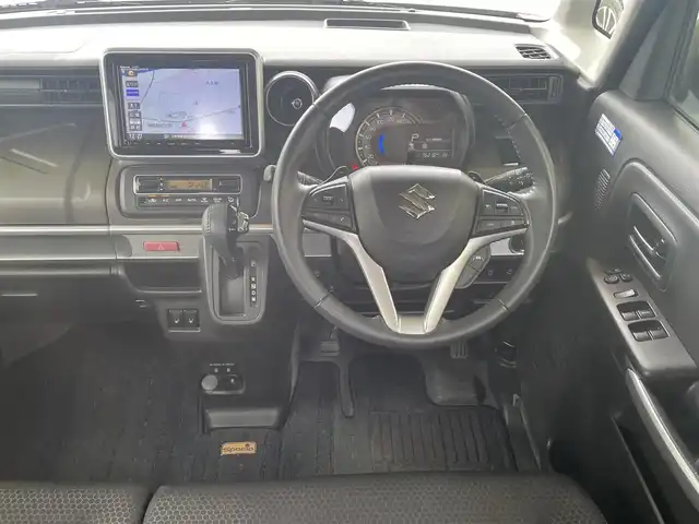 スズキ スペーシア ギア HYBRID XZターボ 群馬県 2022(令4)年 7.7万km シフォンアイボリーM ワンオーナー/４WDターボ/純正SDナビ、地デジ、Bluetooth、CD、DVD/アラウンドビューモニター/デュアルブレーキサポート/レーダークルーズコントロール/革巻きステア/LEDヘッドライト/ETC/ヘッドアップディスプレイ/パドルシフト/前席シートヒーター/ウインカーミラー/両側パワースライドドア/コーナーセンサー（リア）/ルーフレール/W・サイドエアバッグ/スマートキー×２/保証書、取説