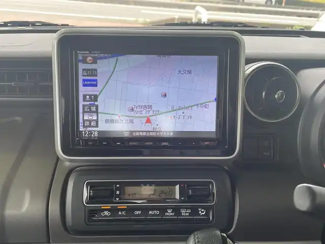 スズキ スペーシア ギア HYBRID XZターボ 群馬県 2022(令4)年 7.7万km シフォンアイボリーM ワンオーナー/４WDターボ/純正SDナビ、地デジ、Bluetooth、CD、DVD/アラウンドビューモニター/デュアルブレーキサポート/レーダークルーズコントロール/革巻きステア/LEDヘッドライト/ETC/ヘッドアップディスプレイ/パドルシフト/前席シートヒーター/ウインカーミラー/両側パワースライドドア/コーナーセンサー（リア）/ルーフレール/W・サイドエアバッグ/スマートキー×２/保証書、取説