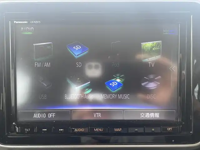 スズキ スペーシア ギア HYBRID XZターボ 群馬県 2022(令4)年 7.7万km シフォンアイボリーM ワンオーナー/４WDターボ/純正SDナビ、地デジ、Bluetooth、CD、DVD/アラウンドビューモニター/デュアルブレーキサポート/レーダークルーズコントロール/革巻きステア/LEDヘッドライト/ETC/ヘッドアップディスプレイ/パドルシフト/前席シートヒーター/ウインカーミラー/両側パワースライドドア/コーナーセンサー（リア）/ルーフレール/W・サイドエアバッグ/スマートキー×２/保証書、取説