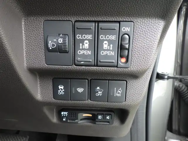 ホンダ フリード G ホンダセンシング 千葉県 2020(令2)年 2.1万km スーパープラチナグレーメタリック ホンダセンシング/・衝突軽減ブレーキ（CMBS）/・車線維持支援システム（LKAS）/・アダプティブクルーズコントロール（ACC）/・後方誤発進抑制機能/・誤発進抑制機能/両側パワースライドドア/純正メモリーナビ/ワンセグTV/【DVD/CD再生機能　Bluetooth接続】/バックカメラ/ドライブレコーダー/ETC/ウインカーミラー/リアコーナーセンサー/HIDヘッドライト/スマートキー