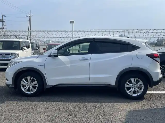 ホンダ ヴェゼル ハイブリッド X 徳島県 2014(平26)年 12.5万km ホワイトオーキッドパール (株)IDOMが運営する【じしゃロン徳島店】の自社ローン専用車両になりますこちらは現金またはオートローンご利用時の価格です。/自社ローンご希望の方は別途その旨お申付け下さい”										/社外ナビゲーション　/（フルセグ/CD/DVD/SD/BT)/衝突被害軽減ブレーキ　/バックモニター　/ＥＴＣ　/クルーズコントロール　/トラクションコントロール/スポーツモード切替/革巻きステアリング/電気式パーキングブレーキ/オートホールド/プッシュスタート　/スマートキー　/ＬＥＤヘッドライト　/フォグランプ/ウィンカーミラー/ステアリングリモコン/室内LEDランプ/カーテンエアバック　/純正フロアマット　/サイドバイザー