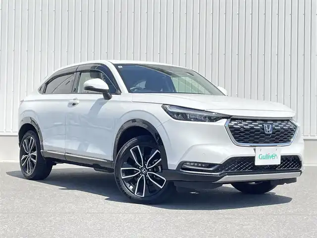 ホンダ ヴェゼル ハイブリッド e:HEV Z 群馬県 2022(令4)年 3.4万km プラチナホワイトパール ホンダセンシング/・衝突軽減ブレーキ/・誤発進抑制機能/・後方誤発進抑制機能/・近距離衝突軽減ブレーキ/・歩行者事故軽減ステアリング/・路外逸脱抑制機能/・渋滞追従機能付アダプティブクルーズコントロール/・車線維持支援システム/・先行車発進お知らせ機能/・標識認識機能/・オートハイビーム/・パーキングセンサーシステム/純正ナビ/バックカメラ/ハンズフリーアクセスパワーテールゲート(予約クローズ機能付)/ETC/ハーフレザー/シートヒーター/（D席/N席）/純正前後ドラレコ/純正AW/純正フロアマット/パドルシフト/ステアリングスイッチ