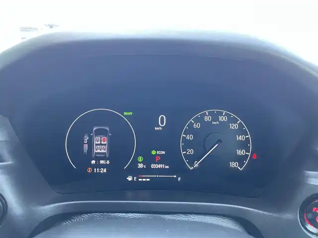 ホンダ ヴェゼル ハイブリッド e:HEV Z 群馬県 2022(令4)年 3.4万km プラチナホワイトパール ホンダセンシング/・衝突軽減ブレーキ/・誤発進抑制機能/・後方誤発進抑制機能/・近距離衝突軽減ブレーキ/・歩行者事故軽減ステアリング/・路外逸脱抑制機能/・渋滞追従機能付アダプティブクルーズコントロール/・車線維持支援システム/・先行車発進お知らせ機能/・標識認識機能/・オートハイビーム/・パーキングセンサーシステム/純正ナビ/バックカメラ/ハンズフリーアクセスパワーテールゲート(予約クローズ機能付)/ETC/ハーフレザー/シートヒーター/（D席/N席）/純正前後ドラレコ/純正AW/純正フロアマット/パドルシフト/ステアリングスイッチ
