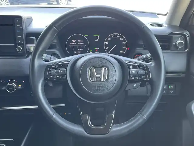 ホンダ ヴェゼル ハイブリッド e:HEV Z 群馬県 2022(令4)年 3.4万km プラチナホワイトパール ホンダセンシング/・衝突軽減ブレーキ/・誤発進抑制機能/・後方誤発進抑制機能/・近距離衝突軽減ブレーキ/・歩行者事故軽減ステアリング/・路外逸脱抑制機能/・渋滞追従機能付アダプティブクルーズコントロール/・車線維持支援システム/・先行車発進お知らせ機能/・標識認識機能/・オートハイビーム/・パーキングセンサーシステム/純正ナビ/バックカメラ/ハンズフリーアクセスパワーテールゲート(予約クローズ機能付)/ETC/ハーフレザー/シートヒーター/（D席/N席）/純正前後ドラレコ/純正AW/純正フロアマット/パドルシフト/ステアリングスイッチ