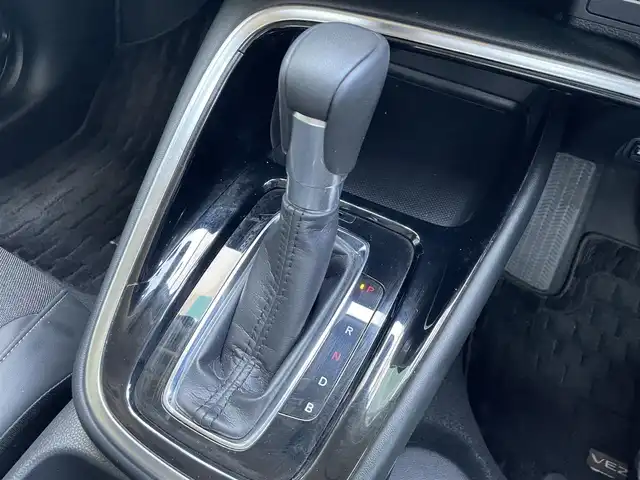 ホンダ ヴェゼル ハイブリッド e:HEV Z 群馬県 2022(令4)年 3.4万km プラチナホワイトパール ホンダセンシング/・衝突軽減ブレーキ/・誤発進抑制機能/・後方誤発進抑制機能/・近距離衝突軽減ブレーキ/・歩行者事故軽減ステアリング/・路外逸脱抑制機能/・渋滞追従機能付アダプティブクルーズコントロール/・車線維持支援システム/・先行車発進お知らせ機能/・標識認識機能/・オートハイビーム/・パーキングセンサーシステム/純正ナビ/バックカメラ/ハンズフリーアクセスパワーテールゲート(予約クローズ機能付)/ETC/ハーフレザー/シートヒーター/（D席/N席）/純正前後ドラレコ/純正AW/純正フロアマット/パドルシフト/ステアリングスイッチ