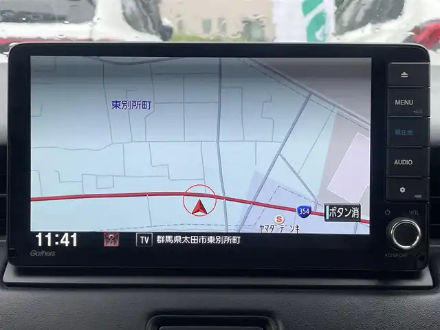 ホンダ ヴェゼル ハイブリッド e:HEV Z 群馬県 2022(令4)年 3.4万km プラチナホワイトパール ホンダセンシング/・衝突軽減ブレーキ/・誤発進抑制機能/・後方誤発進抑制機能/・近距離衝突軽減ブレーキ/・歩行者事故軽減ステアリング/・路外逸脱抑制機能/・渋滞追従機能付アダプティブクルーズコントロール/・車線維持支援システム/・先行車発進お知らせ機能/・標識認識機能/・オートハイビーム/・パーキングセンサーシステム/純正ナビ/バックカメラ/ハンズフリーアクセスパワーテールゲート(予約クローズ機能付)/ETC/ハーフレザー/シートヒーター/（D席/N席）/純正前後ドラレコ/純正AW/純正フロアマット/パドルシフト/ステアリングスイッチ