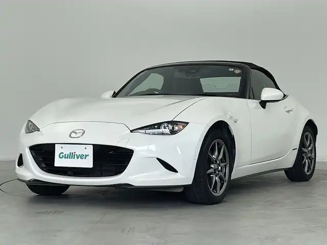 マツダ ロードスター 100周年特別記念車 群馬県 2020(令2)年 2.3万km スノーフレイクホワイトパールマイカ 特別仕様車【Ｓ　Ｌｅａｔｈｅｒ　Ｐａｃｋａｇｅ　１００周年特別記念車】/【特別装備】/・センターホイールキャップ（創立１００周年スペシャルロゴ付）/・オーナメント（創立１００周年スペシャルロゴ付）/・ヘッドレスト（創立１００周年スペシャルロゴ刻印：エンボス加工）/・アドバンストキー（創立１００周年スペシャルロゴ刻印＆１００周年専用化粧箱入り）/・フロアカーペット（レッド）/・フロアマット（創立１００周年記念バッジ付：レッド）/・ソフトトップカラー：ダークチェリー/・シート（材質：ナッパレザー／カラー：レッド）/・電動リモコン式ドアミラー（手動可倒式）/・１９５／５０Ｒ１６　８４Ｖタイヤ＆１６×６．５Ｊインチアルミホイール（高輝度塗装）/・エアコンルーバーベゼル（内側）/CD/DVD/Bluetooth/ワンセブTV/=====/特別仕様車　６速マニュアル　純正ディスプレイオーディオ　ＢＯＳＥ　レッドナッパレザーシート　シートヒーター　ダークチェリーソフトトップ　クルーズコントロール　ＢＳＭ　ドライブレコーダー　マフラーカッター　禁煙