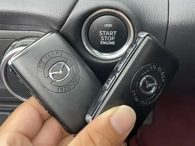 マツダ ロードスター 100周年特別記念車 群馬県 2020(令2)年 2.3万km スノーフレイクホワイトパールマイカ 特別仕様車【Ｓ　Ｌｅａｔｈｅｒ　Ｐａｃｋａｇｅ　１００周年特別記念車】/【特別装備】/・センターホイールキャップ（創立１００周年スペシャルロゴ付）/・オーナメント（創立１００周年スペシャルロゴ付）/・ヘッドレスト（創立１００周年スペシャルロゴ刻印：エンボス加工）/・アドバンストキー（創立１００周年スペシャルロゴ刻印＆１００周年専用化粧箱入り）/・フロアカーペット（レッド）/・フロアマット（創立１００周年記念バッジ付：レッド）/・ソフトトップカラー：ダークチェリー/・シート（材質：ナッパレザー／カラー：レッド）/・電動リモコン式ドアミラー（手動可倒式）/・１９５／５０Ｒ１６　８４Ｖタイヤ＆１６×６．５Ｊインチアルミホイール（高輝度塗装）/・エアコンルーバーベゼル（内側）/CD/DVD/Bluetooth/ワンセブTV/=====/特別仕様車　６速マニュアル　純正ディスプレイオーディオ　ＢＯＳＥ　レッドナッパレザーシート　シートヒーター　ダークチェリーソフトトップ　クルーズコントロール　ＢＳＭ　ドライブレコーダー　マフラーカッター　禁煙