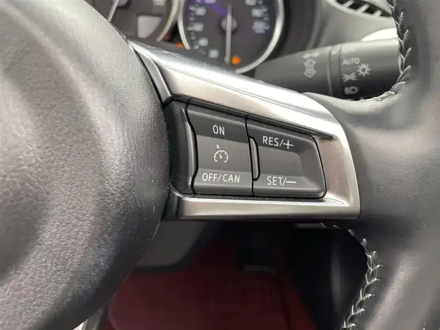 マツダ ロードスター 100周年特別記念車 群馬県 2020(令2)年 2.3万km スノーフレイクホワイトパールマイカ 特別仕様車【Ｓ　Ｌｅａｔｈｅｒ　Ｐａｃｋａｇｅ　１００周年特別記念車】/【特別装備】/・センターホイールキャップ（創立１００周年スペシャルロゴ付）/・オーナメント（創立１００周年スペシャルロゴ付）/・ヘッドレスト（創立１００周年スペシャルロゴ刻印：エンボス加工）/・アドバンストキー（創立１００周年スペシャルロゴ刻印＆１００周年専用化粧箱入り）/・フロアカーペット（レッド）/・フロアマット（創立１００周年記念バッジ付：レッド）/・ソフトトップカラー：ダークチェリー/・シート（材質：ナッパレザー／カラー：レッド）/・電動リモコン式ドアミラー（手動可倒式）/・１９５／５０Ｒ１６　８４Ｖタイヤ＆１６×６．５Ｊインチアルミホイール（高輝度塗装）/・エアコンルーバーベゼル（内側）/CD/DVD/Bluetooth/ワンセブTV/=====/特別仕様車　６速マニュアル　純正ディスプレイオーディオ　ＢＯＳＥ　レッドナッパレザーシート　シートヒーター　ダークチェリーソフトトップ　クルーズコントロール　ＢＳＭ　ドライブレコーダー　マフラーカッター　禁煙
