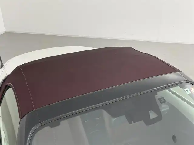 マツダ ロードスター 100周年特別記念車 群馬県 2020(令2)年 2.3万km スノーフレイクホワイトパールマイカ 特別仕様車【Ｓ　Ｌｅａｔｈｅｒ　Ｐａｃｋａｇｅ　１００周年特別記念車】/【特別装備】/・センターホイールキャップ（創立１００周年スペシャルロゴ付）/・オーナメント（創立１００周年スペシャルロゴ付）/・ヘッドレスト（創立１００周年スペシャルロゴ刻印：エンボス加工）/・アドバンストキー（創立１００周年スペシャルロゴ刻印＆１００周年専用化粧箱入り）/・フロアカーペット（レッド）/・フロアマット（創立１００周年記念バッジ付：レッド）/・ソフトトップカラー：ダークチェリー/・シート（材質：ナッパレザー／カラー：レッド）/・電動リモコン式ドアミラー（手動可倒式）/・１９５／５０Ｒ１６　８４Ｖタイヤ＆１６×６．５Ｊインチアルミホイール（高輝度塗装）/・エアコンルーバーベゼル（内側）/CD/DVD/Bluetooth/ワンセブTV/=====/特別仕様車　６速マニュアル　純正ディスプレイオーディオ　ＢＯＳＥ　レッドナッパレザーシート　シートヒーター　ダークチェリーソフトトップ　クルーズコントロール　ＢＳＭ　ドライブレコーダー　マフラーカッター　禁煙