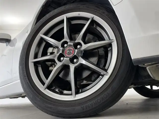 マツダ ロードスター 100周年特別記念車 群馬県 2020(令2)年 2.3万km スノーフレイクホワイトパールマイカ 特別仕様車【Ｓ　Ｌｅａｔｈｅｒ　Ｐａｃｋａｇｅ　１００周年特別記念車】/【特別装備】/・センターホイールキャップ（創立１００周年スペシャルロゴ付）/・オーナメント（創立１００周年スペシャルロゴ付）/・ヘッドレスト（創立１００周年スペシャルロゴ刻印：エンボス加工）/・アドバンストキー（創立１００周年スペシャルロゴ刻印＆１００周年専用化粧箱入り）/・フロアカーペット（レッド）/・フロアマット（創立１００周年記念バッジ付：レッド）/・ソフトトップカラー：ダークチェリー/・シート（材質：ナッパレザー／カラー：レッド）/・電動リモコン式ドアミラー（手動可倒式）/・１９５／５０Ｒ１６　８４Ｖタイヤ＆１６×６．５Ｊインチアルミホイール（高輝度塗装）/・エアコンルーバーベゼル（内側）/CD/DVD/Bluetooth/ワンセブTV/=====/特別仕様車　６速マニュアル　純正ディスプレイオーディオ　ＢＯＳＥ　レッドナッパレザーシート　シートヒーター　ダークチェリーソフトトップ　クルーズコントロール　ＢＳＭ　ドライブレコーダー　マフラーカッター　禁煙