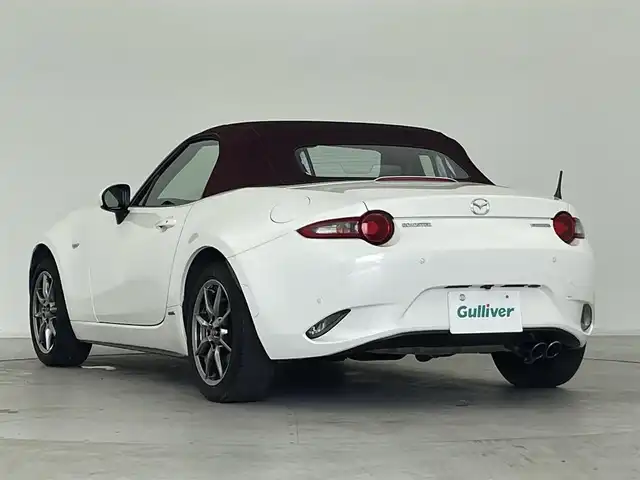 マツダ ロードスター 100周年特別記念車 群馬県 2020(令2)年 2.3万km スノーフレイクホワイトパールマイカ 特別仕様車【Ｓ　Ｌｅａｔｈｅｒ　Ｐａｃｋａｇｅ　１００周年特別記念車】/【特別装備】/・センターホイールキャップ（創立１００周年スペシャルロゴ付）/・オーナメント（創立１００周年スペシャルロゴ付）/・ヘッドレスト（創立１００周年スペシャルロゴ刻印：エンボス加工）/・アドバンストキー（創立１００周年スペシャルロゴ刻印＆１００周年専用化粧箱入り）/・フロアカーペット（レッド）/・フロアマット（創立１００周年記念バッジ付：レッド）/・ソフトトップカラー：ダークチェリー/・シート（材質：ナッパレザー／カラー：レッド）/・電動リモコン式ドアミラー（手動可倒式）/・１９５／５０Ｒ１６　８４Ｖタイヤ＆１６×６．５Ｊインチアルミホイール（高輝度塗装）/・エアコンルーバーベゼル（内側）/CD/DVD/Bluetooth/ワンセブTV/=====/特別仕様車　６速マニュアル　純正ディスプレイオーディオ　ＢＯＳＥ　レッドナッパレザーシート　シートヒーター　ダークチェリーソフトトップ　クルーズコントロール　ＢＳＭ　ドライブレコーダー　マフラーカッター　禁煙