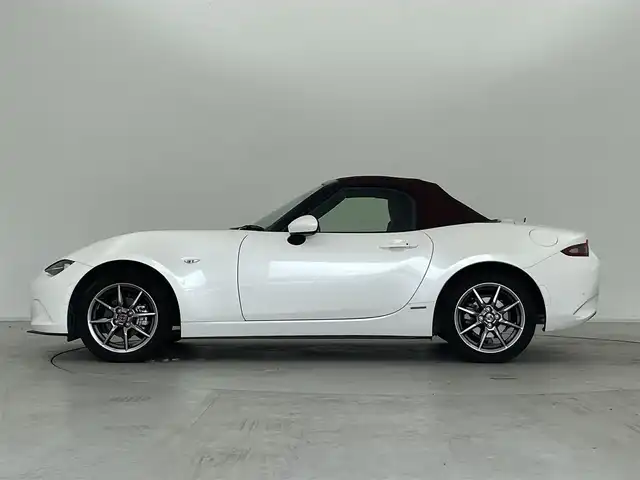 マツダ ロードスター 100周年特別記念車 群馬県 2020(令2)年 2.3万km スノーフレイクホワイトパールマイカ 特別仕様車【Ｓ　Ｌｅａｔｈｅｒ　Ｐａｃｋａｇｅ　１００周年特別記念車】/【特別装備】/・センターホイールキャップ（創立１００周年スペシャルロゴ付）/・オーナメント（創立１００周年スペシャルロゴ付）/・ヘッドレスト（創立１００周年スペシャルロゴ刻印：エンボス加工）/・アドバンストキー（創立１００周年スペシャルロゴ刻印＆１００周年専用化粧箱入り）/・フロアカーペット（レッド）/・フロアマット（創立１００周年記念バッジ付：レッド）/・ソフトトップカラー：ダークチェリー/・シート（材質：ナッパレザー／カラー：レッド）/・電動リモコン式ドアミラー（手動可倒式）/・１９５／５０Ｒ１６　８４Ｖタイヤ＆１６×６．５Ｊインチアルミホイール（高輝度塗装）/・エアコンルーバーベゼル（内側）/CD/DVD/Bluetooth/ワンセブTV/=====/特別仕様車　６速マニュアル　純正ディスプレイオーディオ　ＢＯＳＥ　レッドナッパレザーシート　シートヒーター　ダークチェリーソフトトップ　クルーズコントロール　ＢＳＭ　ドライブレコーダー　マフラーカッター　禁煙