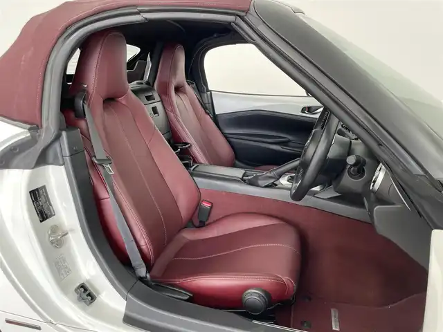 マツダ ロードスター 100周年特別記念車 群馬県 2020(令2)年 2.3万km スノーフレイクホワイトパールマイカ 特別仕様車【Ｓ　Ｌｅａｔｈｅｒ　Ｐａｃｋａｇｅ　１００周年特別記念車】/【特別装備】/・センターホイールキャップ（創立１００周年スペシャルロゴ付）/・オーナメント（創立１００周年スペシャルロゴ付）/・ヘッドレスト（創立１００周年スペシャルロゴ刻印：エンボス加工）/・アドバンストキー（創立１００周年スペシャルロゴ刻印＆１００周年専用化粧箱入り）/・フロアカーペット（レッド）/・フロアマット（創立１００周年記念バッジ付：レッド）/・ソフトトップカラー：ダークチェリー/・シート（材質：ナッパレザー／カラー：レッド）/・電動リモコン式ドアミラー（手動可倒式）/・１９５／５０Ｒ１６　８４Ｖタイヤ＆１６×６．５Ｊインチアルミホイール（高輝度塗装）/・エアコンルーバーベゼル（内側）/CD/DVD/Bluetooth/ワンセブTV/=====/特別仕様車　６速マニュアル　純正ディスプレイオーディオ　ＢＯＳＥ　レッドナッパレザーシート　シートヒーター　ダークチェリーソフトトップ　クルーズコントロール　ＢＳＭ　ドライブレコーダー　マフラーカッター　禁煙