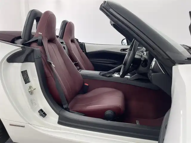 マツダ ロードスター 100周年特別記念車 群馬県 2020(令2)年 2.3万km スノーフレイクホワイトパールマイカ 特別仕様車【Ｓ　Ｌｅａｔｈｅｒ　Ｐａｃｋａｇｅ　１００周年特別記念車】/【特別装備】/・センターホイールキャップ（創立１００周年スペシャルロゴ付）/・オーナメント（創立１００周年スペシャルロゴ付）/・ヘッドレスト（創立１００周年スペシャルロゴ刻印：エンボス加工）/・アドバンストキー（創立１００周年スペシャルロゴ刻印＆１００周年専用化粧箱入り）/・フロアカーペット（レッド）/・フロアマット（創立１００周年記念バッジ付：レッド）/・ソフトトップカラー：ダークチェリー/・シート（材質：ナッパレザー／カラー：レッド）/・電動リモコン式ドアミラー（手動可倒式）/・１９５／５０Ｒ１６　８４Ｖタイヤ＆１６×６．５Ｊインチアルミホイール（高輝度塗装）/・エアコンルーバーベゼル（内側）/CD/DVD/Bluetooth/ワンセブTV/=====/特別仕様車　６速マニュアル　純正ディスプレイオーディオ　ＢＯＳＥ　レッドナッパレザーシート　シートヒーター　ダークチェリーソフトトップ　クルーズコントロール　ＢＳＭ　ドライブレコーダー　マフラーカッター　禁煙