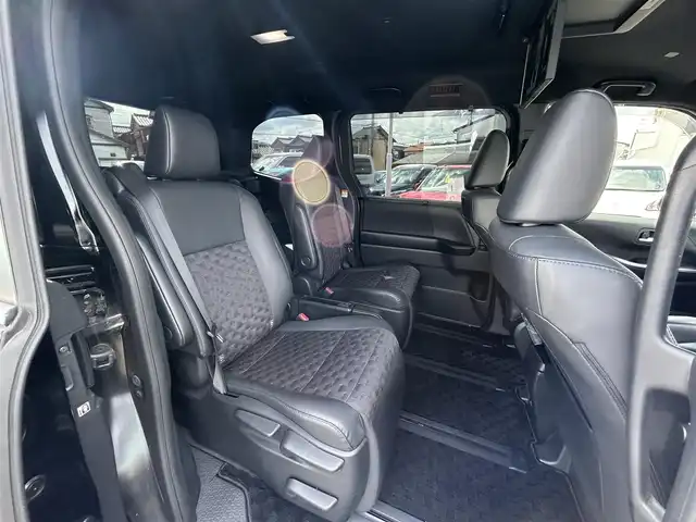 トヨタ ヴォクシー ハイブリッド S－Z 愛知県 2023(令5)年 4.2万km アティチュードブラックマイカ コネクテッドナビ９インチ/純正リアモニター１４インチ/ＤＴＶ/ＢＴ/ＣＤ／ＤＶＤ/ＥＴＣ/両側パワースライドドア/パワーバックドア/純正フロアマット/ドアバイザー/モデリスタエアロＦ・Ｓ・Ｒ/オットマン/ブラインドスポットモニター/レーダークルーズコントロール/衝突軽減ブレーキ/ＡＣ１００Ｖ/ステアリングスイッチ/ハーフレザー