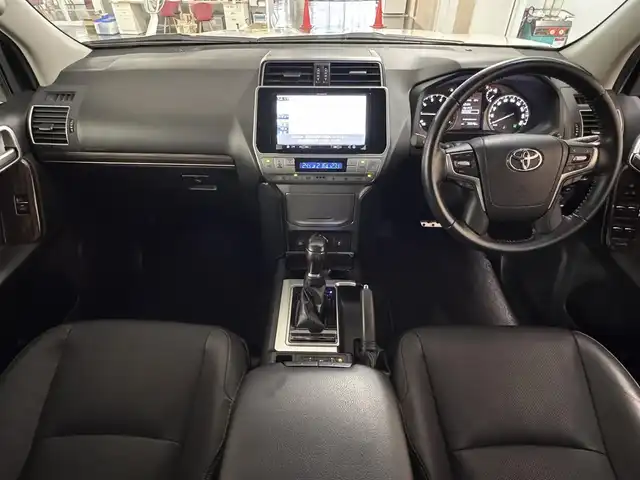 トヨタ ランドクルーザー プラド TX Lパッケージ 三重県 2020(令2)年 2万km ホワイトパールクリスタルシャイン ガソリン/パートタイム4WD/MTモード付フロア6AT/カロッツェリア 9インチ『楽ナビ』 AVIC-RQ902/（CD/DVD/MSV/SD/FM/AM/TV/Bluetooth/iPod/USB/HDMI/AUX）/バックカメラ/ビルトイン ETC/Toyota Safety Sense/・プリクラッシュセーフティ［PCS］/・レーンディパーチャーアラート［LDA］/・レーダークルコン/・オートハイビーム［AHB］/装備/・【OP】電動ムーンルーフ/・【OP】ルーフレール（ブラック）/・【OP】寒冷地仕様/・本革シート（ブラック）/・シートヒーター/ベンチレーション（D/N）/・パワーシート（D8way&ランバーサポート/N4way）/・オートライト/・LED ヘッドランプ＆フロント・リヤフォグランプ/・自動防眩インナーミラー/・雨滴感応式フロントワイパー/・17inAW＆BFグッドリッチ レタリングタイヤ/・プッシュスタート/・スマートキーx2/・保/取/ナビ取/など