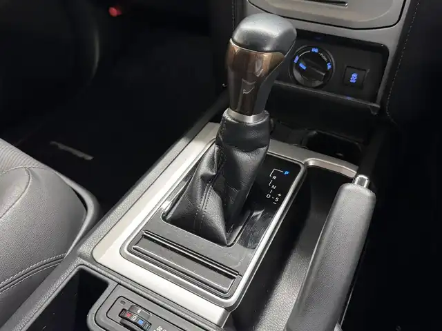 トヨタ ランドクルーザー プラド TX Lパッケージ 三重県 2020(令2)年 2万km ホワイトパールクリスタルシャイン ガソリン/パートタイム4WD/MTモード付フロア6AT/カロッツェリア 9インチ『楽ナビ』 AVIC-RQ902/（CD/DVD/MSV/SD/FM/AM/TV/Bluetooth/iPod/USB/HDMI/AUX）/バックカメラ/ビルトイン ETC/Toyota Safety Sense/・プリクラッシュセーフティ［PCS］/・レーンディパーチャーアラート［LDA］/・レーダークルコン/・オートハイビーム［AHB］/装備/・【OP】電動ムーンルーフ/・【OP】ルーフレール（ブラック）/・【OP】寒冷地仕様/・本革シート（ブラック）/・シートヒーター/ベンチレーション（D/N）/・パワーシート（D8way&ランバーサポート/N4way）/・オートライト/・LED ヘッドランプ＆フロント・リヤフォグランプ/・自動防眩インナーミラー/・雨滴感応式フロントワイパー/・17inAW＆BFグッドリッチ レタリングタイヤ/・プッシュスタート/・スマートキーx2/・保/取/ナビ取/など