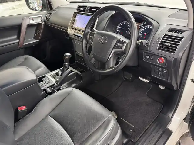 トヨタ ランドクルーザー プラド TX Lパッケージ 三重県 2020(令2)年 2万km ホワイトパールクリスタルシャイン ガソリン/パートタイム4WD/MTモード付フロア6AT/カロッツェリア 9インチ『楽ナビ』 AVIC-RQ902/（CD/DVD/MSV/SD/FM/AM/TV/Bluetooth/iPod/USB/HDMI/AUX）/バックカメラ/ビルトイン ETC/Toyota Safety Sense/・プリクラッシュセーフティ［PCS］/・レーンディパーチャーアラート［LDA］/・レーダークルコン/・オートハイビーム［AHB］/装備/・【OP】電動ムーンルーフ/・【OP】ルーフレール（ブラック）/・【OP】寒冷地仕様/・本革シート（ブラック）/・シートヒーター/ベンチレーション（D/N）/・パワーシート（D8way&ランバーサポート/N4way）/・オートライト/・LED ヘッドランプ＆フロント・リヤフォグランプ/・自動防眩インナーミラー/・雨滴感応式フロントワイパー/・17inAW＆BFグッドリッチ レタリングタイヤ/・プッシュスタート/・スマートキーx2/・保/取/ナビ取/など