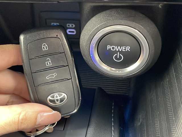 トヨタ ハリアー ハイブリッド Z レザーパッケージ 大阪府 2023(令5)年 2.9万km プレシャスブラックパール 純正12.3インチディスプレイオーディオ（ナビ有）/・TV/ブルートゥース/Miracast/アラウンドビューモニター/Toyota Safety Sense/・プリクラッシュセーフティ/・レーントレーシングアシスト/・レーダークルーズコントロール（全車速追従機能付き）/・ロードサインアシスト/・アダプティブハイビームシステム/オートマチックハイビーム/・パーキングサポートブレーキ（前後方静止物）/・デジタルインナーミラー（前後方録画機能付き）/・ブラインドスポットモニター/JBLプレミアムサウンド/ヘッドアップディスプレイ/パワーバックドア/レザーシート/・シートヒーター/シートベンチレーション（前席）/・メモリーシート（前席）/ステアリングヒーター/純正LEDヘッドライト/純正１９インチAW/ETC2.0