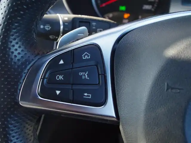 メルセデス・ベンツ Ｃ２２０ｄ ワゴン ローレウスエディション 埼玉県 2018(平30)年 4.1万km オブシディアンブラック 特別仕様車/ブラックレザーシート/アダプティブクルーズコントロール/レーダーセーフティパッケージ/パノラミックスライディングルーフ/パークセンサー/ブライドスポットモニター/バックカメラ/純正後付ナビ/ドラレコ/ETC/シートヒーター/シートポジションメモリー機能