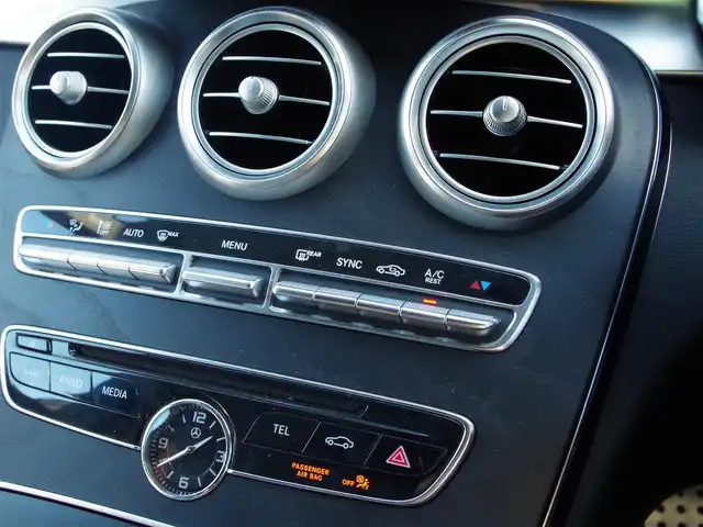 メルセデス・ベンツ Ｃ２２０ｄ ワゴン ローレウスエディション 埼玉県 2018(平30)年 4.1万km オブシディアンブラック 特別仕様車/ブラックレザーシート/アダプティブクルーズコントロール/レーダーセーフティパッケージ/パノラミックスライディングルーフ/パークセンサー/ブライドスポットモニター/バックカメラ/純正後付ナビ/ドラレコ/ETC/シートヒーター/シートポジションメモリー機能