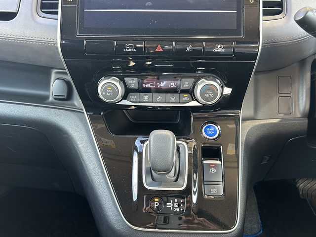 日産 セレナ e－パワー ハイウェイスター V 静岡県 2021(令3)年 4.2万km ダイヤモンドブラック 純正9インチナビ/・FM/AM/・フルセグTV/・SD/・CD/DVD/主要装備/・アラウンドビューモニター/・ドライブレコーダー/・プロパイロット/・エマージェンシーブレーキ/・デジタルインナーミラー/・フリップダウンモニター/・両側パワスラ/・LEDヘッドライト/・リアオートエアコン/・オートライト/・サイドカーテンエアバッグ