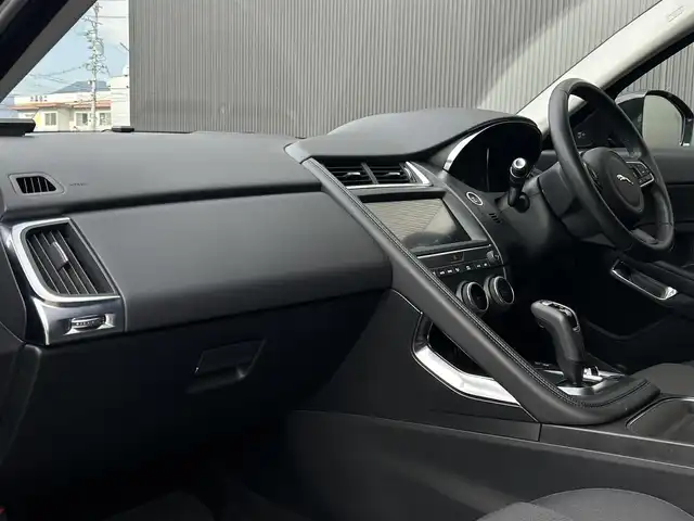 ジャガー Ｅペース 180PS 長野県 2019(令1)年 1.7万km 黒 ACC/ レーンキープアシスト/ ブラインドスポットモニター/ 純正ナビ/ AppleCarPlay/ AndroidAuto/ 地デジTV/ 360°カメラ/ パワーバックドア/ LEDヘッドライト/ スマートキー/ 純正17インチAW/ パークセンサー/ スマートキー/ ETC