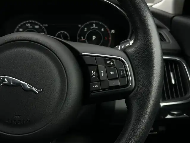 ジャガー Ｅペース 180PS 長野県 2019(令1)年 1.7万km 黒 ACC/ レーンキープアシスト/ ブラインドスポットモニター/ 純正ナビ/ AppleCarPlay/ AndroidAuto/ 地デジTV/ 360°カメラ/ パワーバックドア/ LEDヘッドライト/ スマートキー/ 純正17インチAW/ パークセンサー/ スマートキー/ ETC