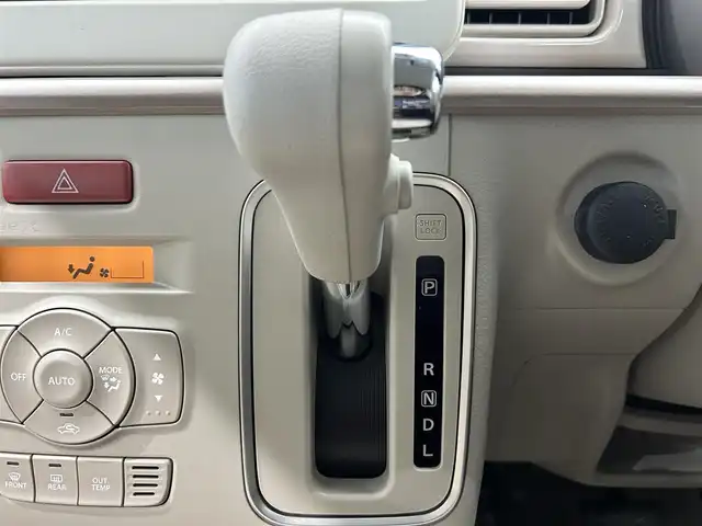 スズキ ラパン X 鹿児島県 2023(令5)年 0.1万km テラコッタピンクメタリック 禁煙車/全方位カメラ付きパッケージ/デュアルカメラサポート/革巻きステアリング/ステアリングリモコン/オートライト/前席シートヒーター/後方コーナーセンサー/LEDヘッドライト/純正フロアマット/純正14インチアルミ/電格ミラー/プッシュスタート/アイドリングストップ