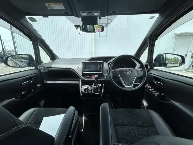 トヨタ ヴォクシー ZS 煌Ⅲ 愛媛県 2020(令2)年 2.2万km ブラッキッシュアゲハガラスフレーク フォグランプ/革ステ/クルコン/両側パワスラ/ＬＥＤ/オートライト/オートハイビーム/前後ドラレコ/ハーフレザーシート/純正アルミホイール/純正フロアマット/パーキングアシスト/クルーズコントロール有
