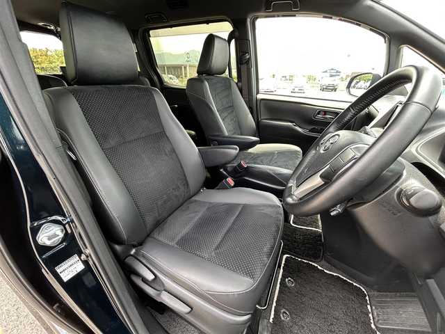 トヨタ ヴォクシー ZS 煌Ⅲ 愛媛県 2020(令2)年 2.2万km ブラッキッシュアゲハガラスフレーク フォグランプ/革ステ/クルコン/両側パワスラ/ＬＥＤ/オートライト/オートハイビーム/前後ドラレコ/ハーフレザーシート/純正アルミホイール/純正フロアマット/パーキングアシスト/クルーズコントロール有