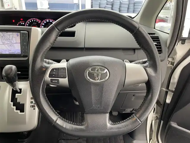 トヨタ ノア Si 滋賀県 2010(平22)年 13.2万km ホワイトパールクリスタルシャイン 禁煙車/純正７インチナビ/ （Bluetooth・フルセグTV・CD・DVD・AUX）/フリップダウンモニター/両側パワースライドドア/ETC/スマートキー/パドルシフト/HIDライト/オートライト/純正16インチアルミホイール/純正フロアマット
