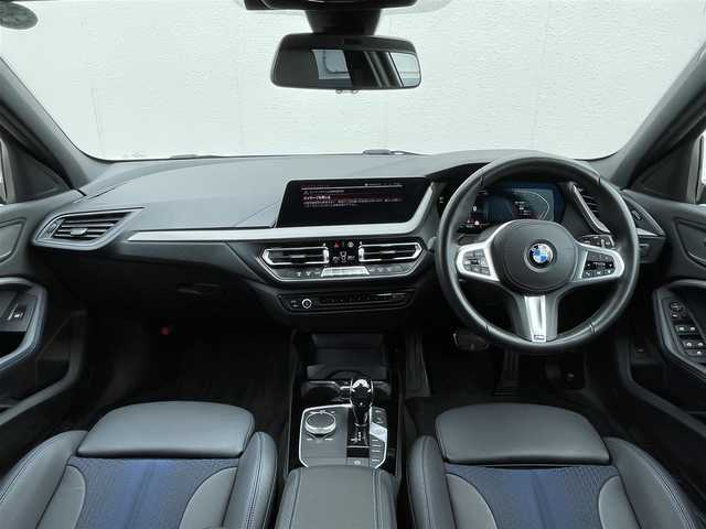 ＢＭＷ １１８ｄ 東京都 2020(令2)年 3.4万km 黒 ドライビング・アシスト/・レーン・ディパーチャー・ウォーニング/・レーン・チェンジ・ウォーニング/・ 前車接近警告機能/・衝突回避・被害軽減ブレーキ/ ・後車衝突警告機能 /・クロス・トラフィック・ウォーニング/・トラフィック・サイン・アシスト/コンフォート・パッケージ/・●オートマチック・テールゲート・オペレーション/　（オープン／クローズ）/ ・ACC／アクティブ・クルーズ・コントロール/ワイヤレス充電