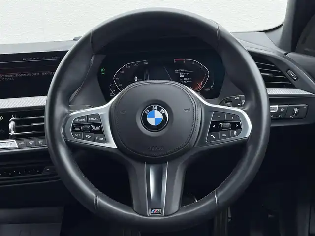 ＢＭＷ １１８ｄ 東京都 2020(令2)年 3.4万km 黒 ドライビング・アシスト/・レーン・ディパーチャー・ウォーニング/・レーン・チェンジ・ウォーニング/・ 前車接近警告機能/・衝突回避・被害軽減ブレーキ/ ・後車衝突警告機能 /・クロス・トラフィック・ウォーニング/・トラフィック・サイン・アシスト/コンフォート・パッケージ/・●オートマチック・テールゲート・オペレーション/　（オープン／クローズ）/ ・ACC／アクティブ・クルーズ・コントロール/ワイヤレス充電