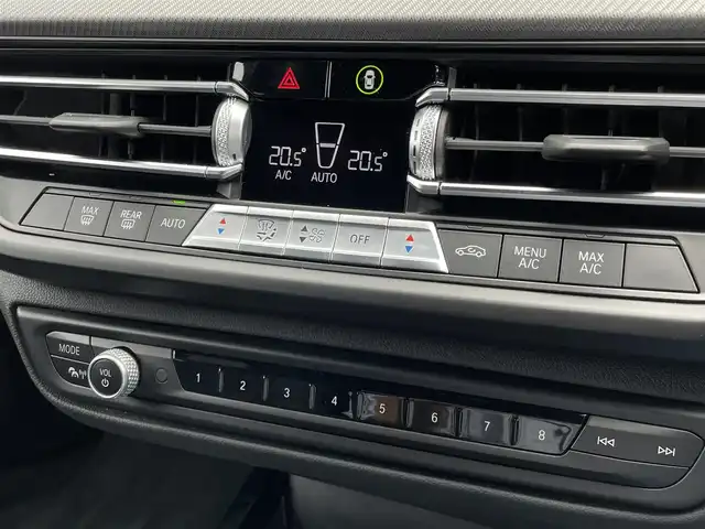 ＢＭＷ １１８ｄ 東京都 2020(令2)年 3.4万km 黒 ドライビング・アシスト/・レーン・ディパーチャー・ウォーニング/・レーン・チェンジ・ウォーニング/・ 前車接近警告機能/・衝突回避・被害軽減ブレーキ/ ・後車衝突警告機能 /・クロス・トラフィック・ウォーニング/・トラフィック・サイン・アシスト/コンフォート・パッケージ/・●オートマチック・テールゲート・オペレーション/　（オープン／クローズ）/ ・ACC／アクティブ・クルーズ・コントロール/ワイヤレス充電