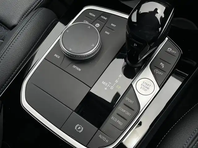 ＢＭＷ １１８ｄ 東京都 2020(令2)年 3.4万km 黒 ドライビング・アシスト/・レーン・ディパーチャー・ウォーニング/・レーン・チェンジ・ウォーニング/・ 前車接近警告機能/・衝突回避・被害軽減ブレーキ/ ・後車衝突警告機能 /・クロス・トラフィック・ウォーニング/・トラフィック・サイン・アシスト/コンフォート・パッケージ/・●オートマチック・テールゲート・オペレーション/　（オープン／クローズ）/ ・ACC／アクティブ・クルーズ・コントロール/ワイヤレス充電