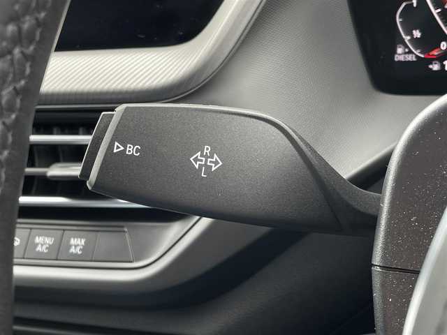 ＢＭＷ １１８ｄ 東京都 2020(令2)年 3.4万km 黒 ドライビング・アシスト/・レーン・ディパーチャー・ウォーニング/・レーン・チェンジ・ウォーニング/・ 前車接近警告機能/・衝突回避・被害軽減ブレーキ/ ・後車衝突警告機能 /・クロス・トラフィック・ウォーニング/・トラフィック・サイン・アシスト/コンフォート・パッケージ/・●オートマチック・テールゲート・オペレーション/　（オープン／クローズ）/ ・ACC／アクティブ・クルーズ・コントロール/ワイヤレス充電